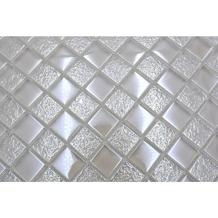 Mosaikfliese Crystal Mix XCM 8LU90 - 29,8 x 29,8 cm, Weiß, Glänzend - Nahaufnahme eines Musters aus weißen, quadratischen Mosaikfliesen mit glatten und texturierten Oberflächen.