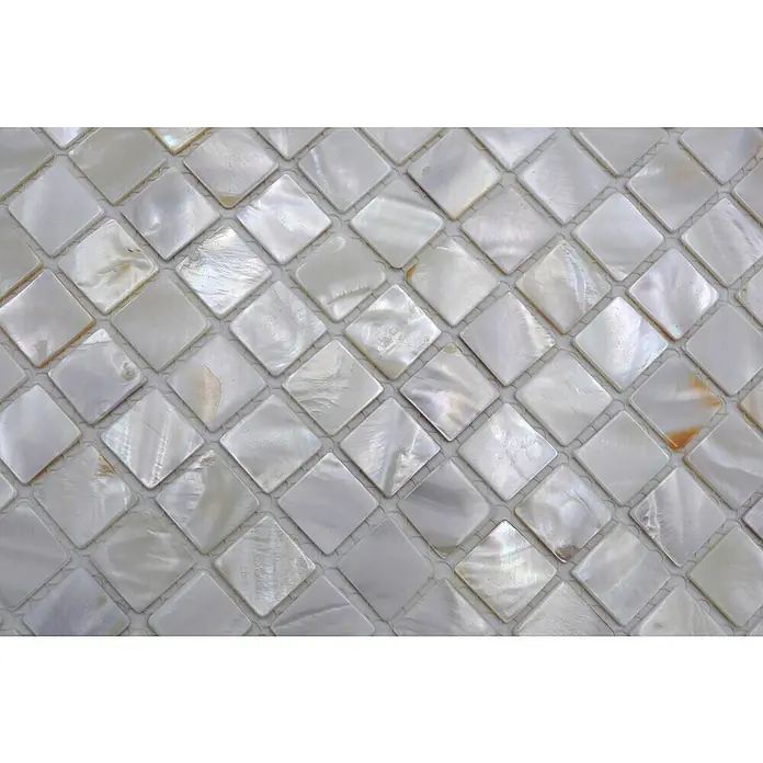 Mosaikfliese Quadrat Mix SM 201 - 30,5 x 30,5 cm, Perlmutt, Glänzend - Nahaufnahme von schimmernden, quadratischen Perlmuttmosaikfliesen mit subtilen Farbvariationen und einer glatten Oberfläche.
