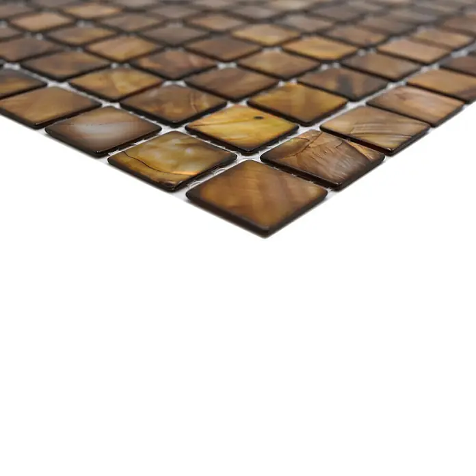 Mosaikfliese Quadrat Mix SM 2569 - 30 x 30 cm, Beige/Braun, Glänzend - Nahaufnahme eines Blatts brauner Muschel-Quadratmosaikfliesen, die ein natürliches und elegantes Design zeigen.