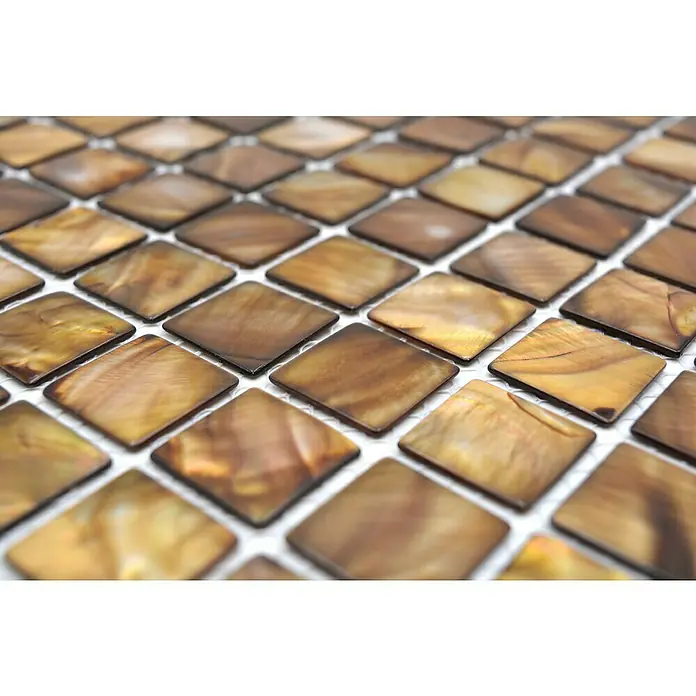 Mosaikfliese Quadrat Mix SM 2569 - 30 x 30 cm, Beige/Braun, Glänzend - Nahaufnahme von quadratischen braunen Mosaikfliesen mit schimmernder Oberfläche, ideal für stilvolle Wand- und Bodengestaltungen.