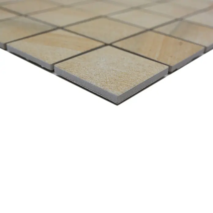 Mosaikfliese Quadrat AI SO 98 - 29,8 x 29,8 cm, Beige, Matt - Nahaufnahme der Oberfläche einer Sandstein-Mosaikfliese, ideal für Badezimmer- oder Küchenrückwände.