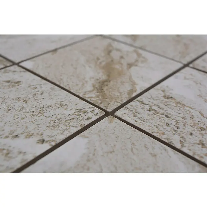 Mosaikfliese Quadrat HWA 9LG - 29,8 x 29,8 cm, Hellgrau, Matt - Nahaufnahme von sandfarbenen Bodenfliesen mit dunklen Fugen, die ein geometrisches Muster bilden und eine ruhige, elegante Atmosphäre schaffen.