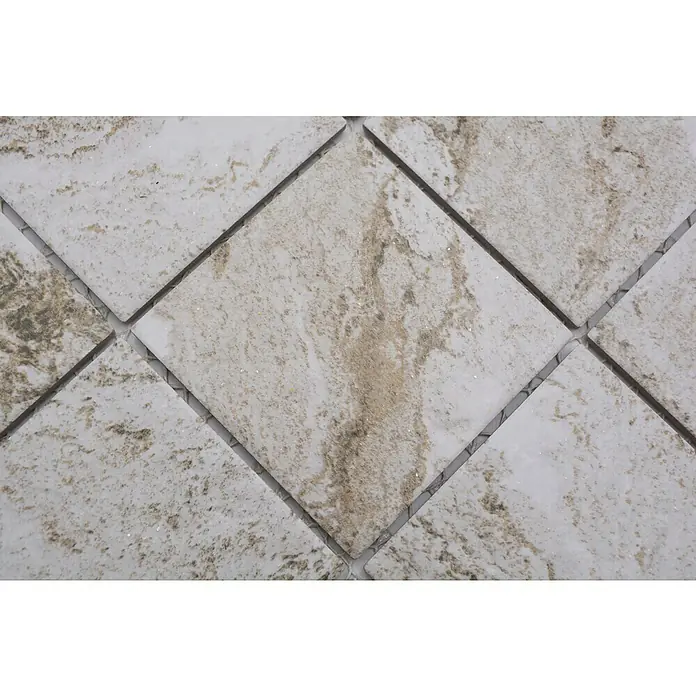 Mosaikfliese Quadrat HWA 9LG - 29,8 x 29,8 cm, Hellgrau, Matt - Nahaufnahme von beigen und braunen Marmorfliesen, die in einem quadratischen Muster verlegt sind und ein elegantes Design zeigen.