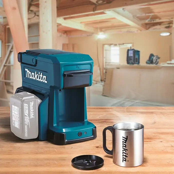 Makita LXT 18V Akku-Kaffeemaschine DCM501Z - 18 V, Ohne Akku, Behältervolumen: 0,24 l - Makita Akku-Kaffeemaschine mit Edelstahlbecher und Akku auf einem Holztisch.