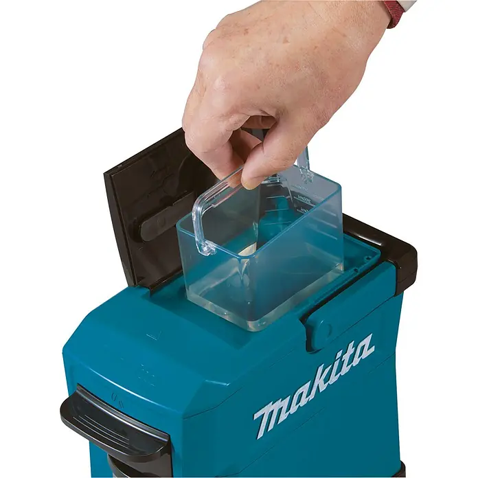 Makita LXT 18V Akku-Kaffeemaschine DCM501Z - 18 V, Ohne Akku, Behältervolumen: 0,24 l - Nahaufnahme einer Makita Kaffeemaschine mit einem durchsichtigen Messbecher, der von einer Hand gehalten wird.