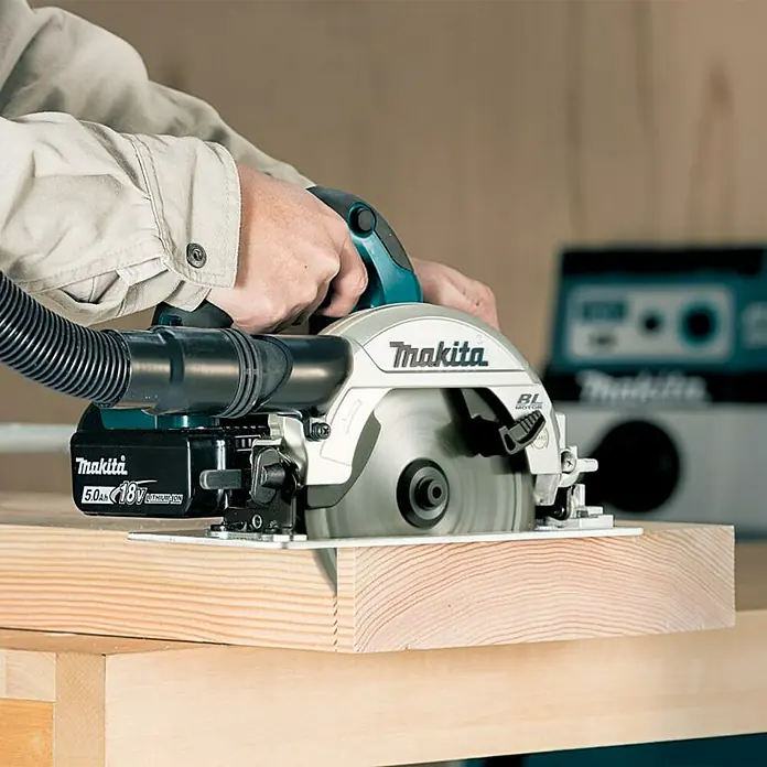 Makita LXT 18V Akku-Handkreissäge DHS660Z - 18 V, Ohne Akku, Leerlaufdrehzahl: 5.000 U/min - Der Makita Akku-Handkreissäge schneidet präzise durch Holz. Ein Werkzeug für präzise Schnitte.