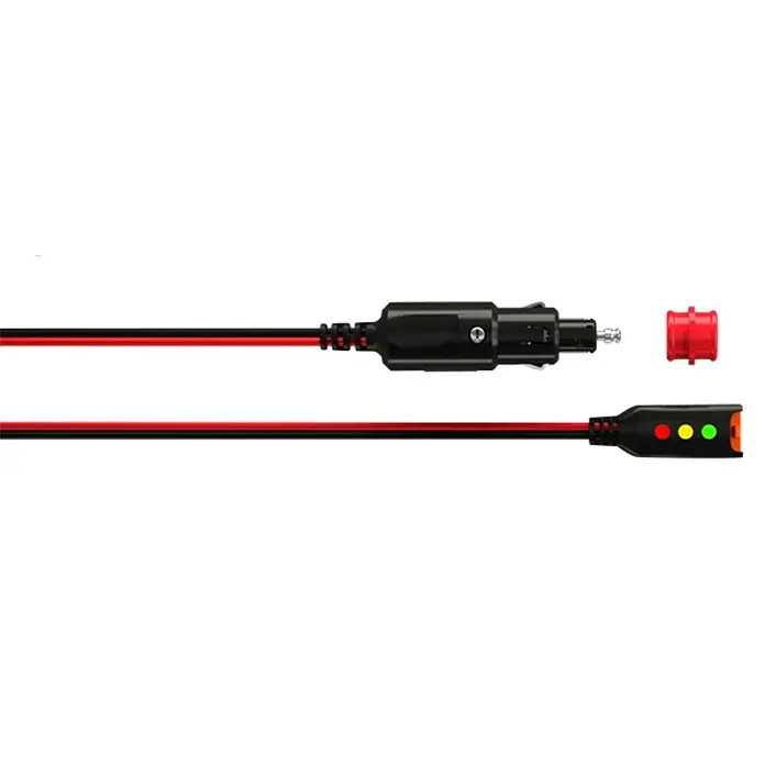CTEK Ladezustandsanzeige CTX INDICATOR PLUG 12V - Passend für: CTEK Automatik-Ladegerät bis 8 A - Abbildung eines Batterieladegeräts mit rotem Schutzkäppchen und Anschluss für den Zigarettenanzünder zur Nutzung im Auto.