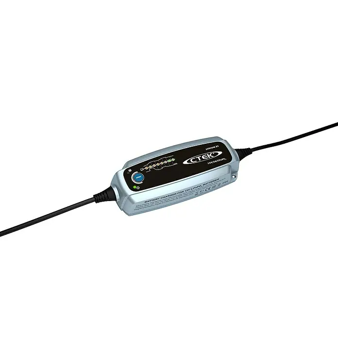 CTEK Automatik-Ladegerät LITHIUM XS EU - Kapazität: 5 Ah - 60 Ah - Nahaufnahme eines CTEK Lithium XS Batterieladegeräts, spezialisiert auf 12V LiFePO4 Batterien, ideal für die Wartung und das Laden von Lithium-Ionen-Akkus.