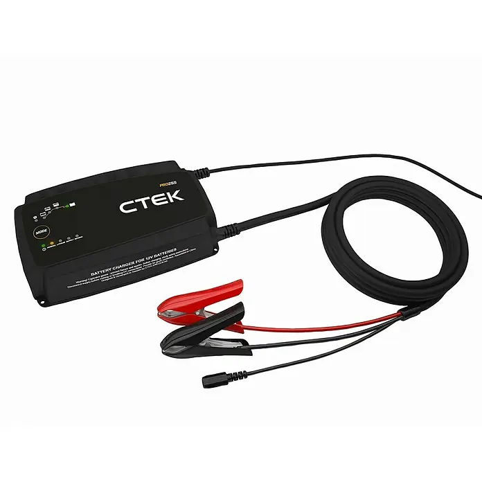 CTEK Automatik-Ladegerät PRO25S EU - Kapazität: 40 Ah - 500 Ah - Abbildung eines CTEK PRO25S Batterieladegeräts, das zum Laden von 12-V-Batterien entwickelt wurde und über Klemmen und Kabel verfügt.