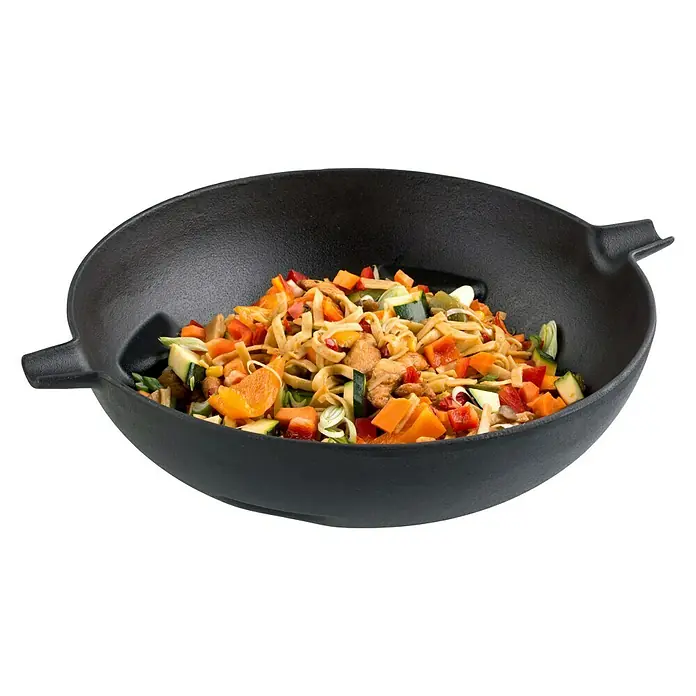 Tepro Grillwok - Ø x H: 35,3 x 10 cm - Eine gusseiserne Wokpfanne gefüllt mit asiatischem Nudelgericht. Perfekt zum stilvollen Zubereiten und Servieren köstlicher Speisen.