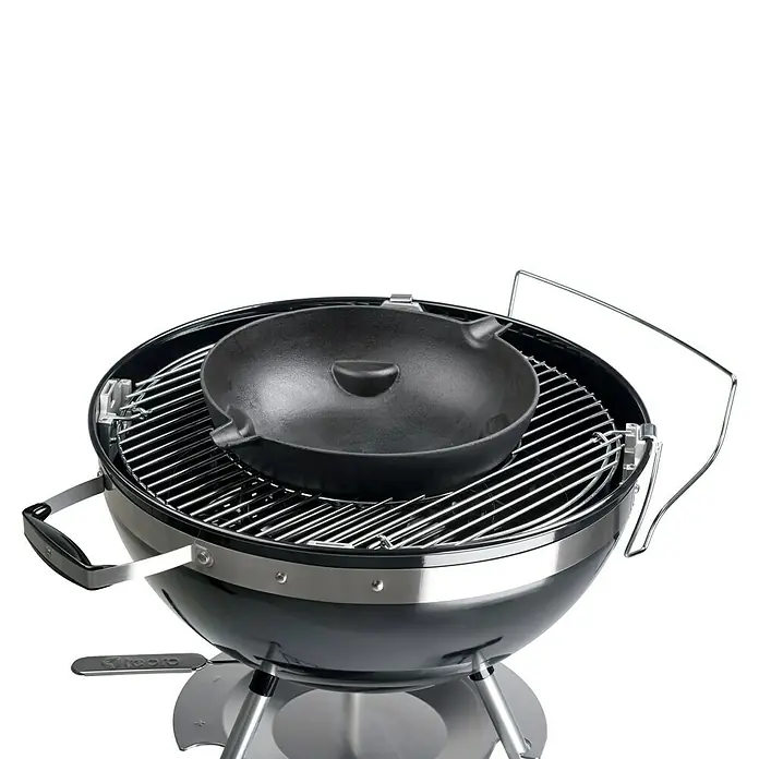 Tepro Grillwok - Ø x H: 35,3 x 10 cm - Bild eines Holzkohlegrills mit schwarzer Grillpfanne auf dem Rost, ideal zum Kochen im Freien und Grillen.