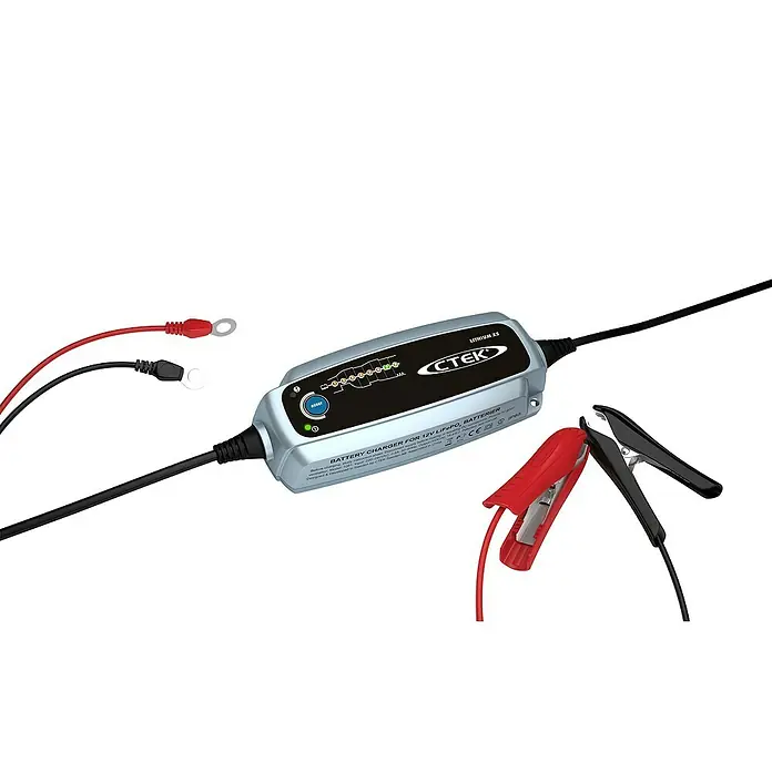 CTEK Automatik-Ladegerät LITHIUM XS EU - Kapazität: 5 Ah - 60 Ah - Abbildung eines CTEK Lithium XS Batterieladegeräts, das für 12V LiFePO4-Batterien entwickelt wurde, mit Kabeln und Klemmen.
