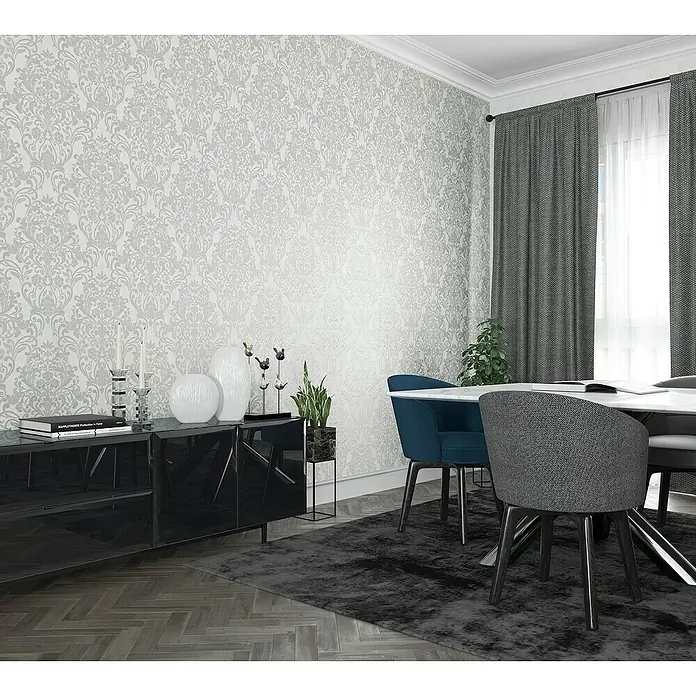 Papel pintado Damasco - Blanco, 10,5 x 0,53 m - Interior de un comedor elegante con papel pintado de damasco gris, un aparador negro brillante y elegantes sillas de comedor azules y grises.