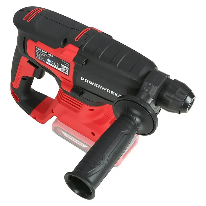 Powerworks Akku-Bohrhammer PD24SDS2 - 24 V, Ohne Akku, 2 J - Ein roter und schwarzer Powerworks-Bohrhammer mit Zusatzhandgriff und Akku.
