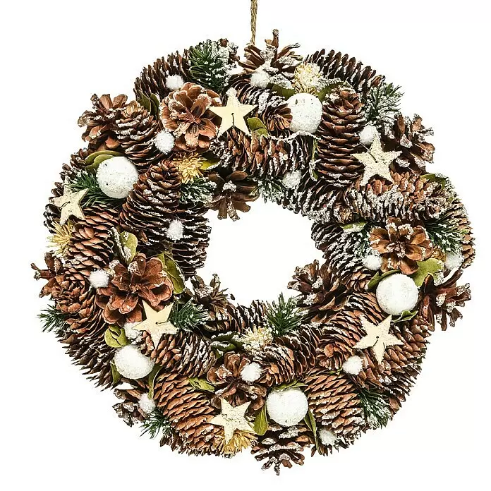 Dekokranz Zapfen, Schneekugeln, Holzsterne - Durchmesser: 33 cm - Festlicher Weihnachtskranz aus beschneiten Tannenzapfen, grünen Zweigen, Holzsternen und weißen Kugeln.