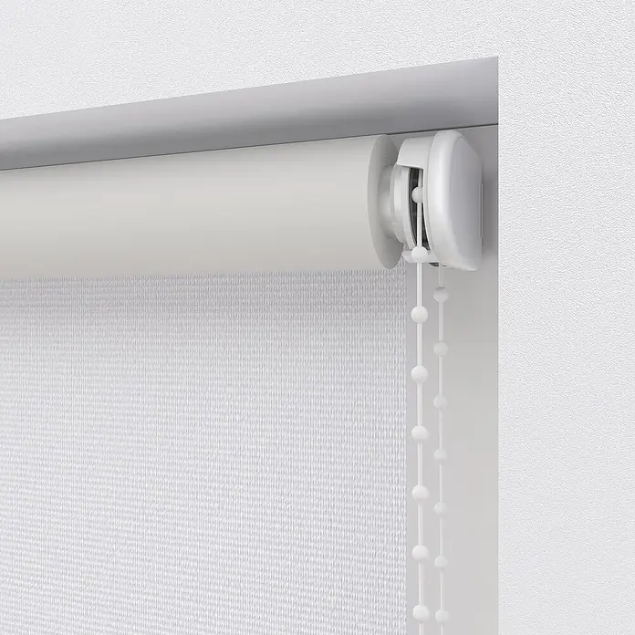 Expo Ambiente Verdunkelungsrollo - B x H: 200 x 275 cm, Weiß, Uni - Nahaufnahme einer weißen Rollgardine mit Kettenzug in einem Raum mit strukturierter Wand. Perfekt für Sichtschutz und Dekoration.