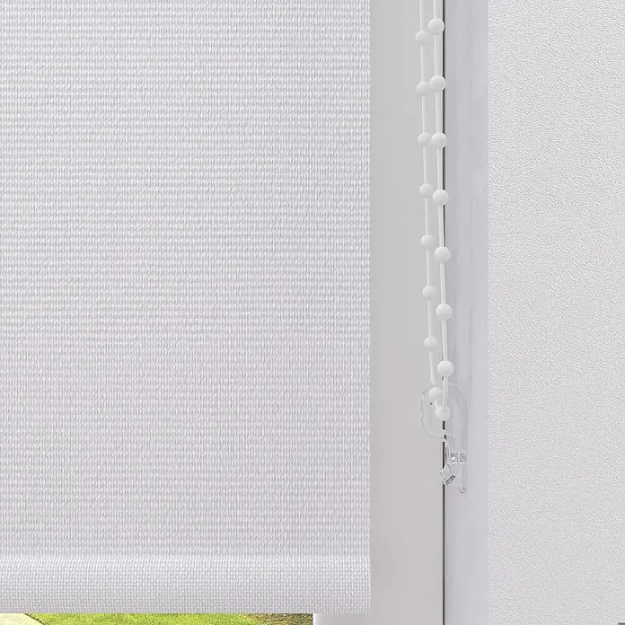 Expo Ambiente Verdunkelungsrollo - B x H: 200 x 275 cm, Weiß, Uni - Detailaufnahme eines weißen Rollos mit Kettenzug, das teilweise heruntergelassen ist und eine feine Textur aufweist.