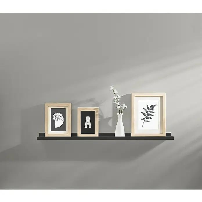 Dolle Bilderregal - L x B x H: 60 x 9 x 3 cm, Belastbarkeit: 5 kg, Schwarz - Wandregal mit drei Bilderrahmen und einer Vase. Die Bilderrahmen zeigen eine Schnecke, den Buchstaben A und ein Farnblatt.