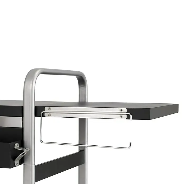 Tepro Untergestell Universal - L x B x H: 150,5 x 59,5 x 97,5 cm, Stahl - Nahaufnahme eines schwarzen Servierwagens mit silbernem Metallrahmen und Papierhandtuchhalter.