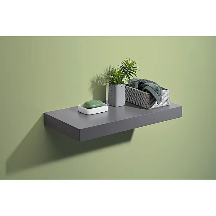 Dolle Estante flotante Big Boy - L x An x Al: 57 x 25 x 5 cm, Gris, Carga soportada: 30 kg - Estante flotante gris con jabón, planta y toallas sobre una pared verde claro.