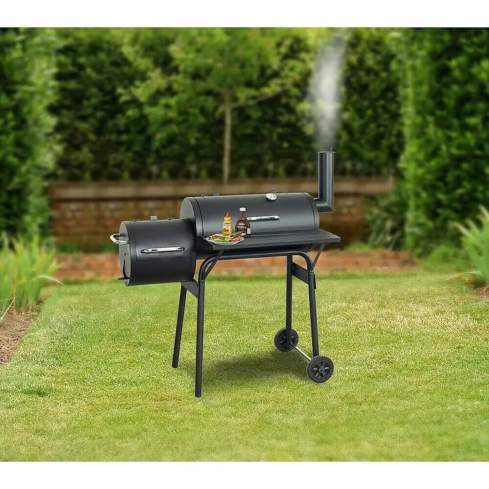Tepro Smoker Wichita - Grillfläche (B x T): 54 x 30 cm - Ein schwarzer Grill mit Beilagentisch und Grillzubehör im Garten. Ideal für Grillabende im Freien mit Familie und Freunden.