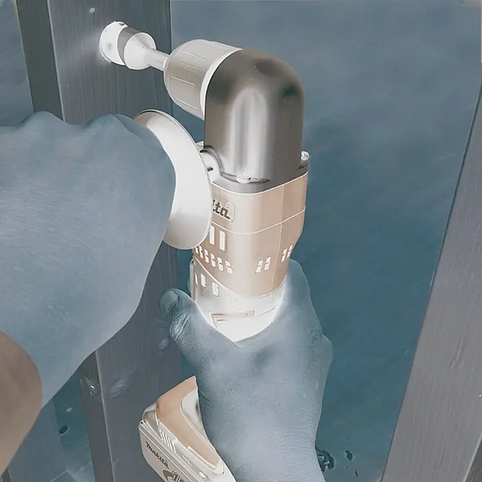 Makita LXT 18V Akku-Winkelbohrmaschine DDA351Z - 18 V, Ohne Akku - Nahaufnahme eines Makita Winkelschleifers in Aktion, ideal für schwer zugängliche Stellen, mit gutem Halt durch Handschuhe.