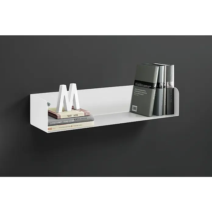 Dolle Wandregal Showcase - L x B x H: 80 x 15 x 11,5 cm, Weiß, Belastbarkeit: 10 kg, Stahl - Bücherregal mit Bücherstapel und Deko-Buchstabe. Das schwebende Regal ist mit Büchern und einem weißen Deko-M bestückt und hängt an einer dunklen Wand.