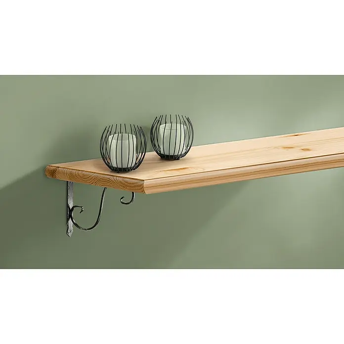 Dolle Stegkonsole Ornament - L x H: 200 x 150 mm, Schwarz - Rustikales Holzregal mit zwei dekorativen Kerzenhaltern, die eine warme und gemütliche Atmosphäre schaffen. Ideal für Wohnzimmer oder Schlafzimmer.