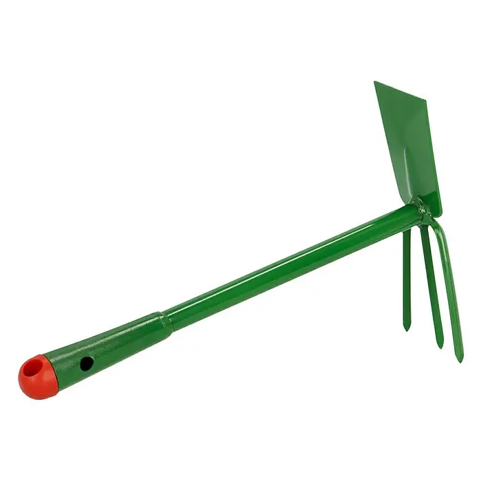 Gardol Gartengeräte Set - 4 -tlg. - Nahaufnahme einer grünen Kombi-Gartenhacke mit rotem Griffende vor schwarzem Hintergrund.