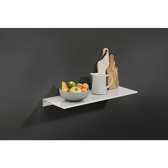 Dolle Glasboden Square - L x B x S: 60 x 20 x 0,8 cm, Weiß - Aufnahme einer weißen Wandregal mit einer Schüssel Obst, einem Krug und zwei Schneidebrettern an einer dunklen Wand.