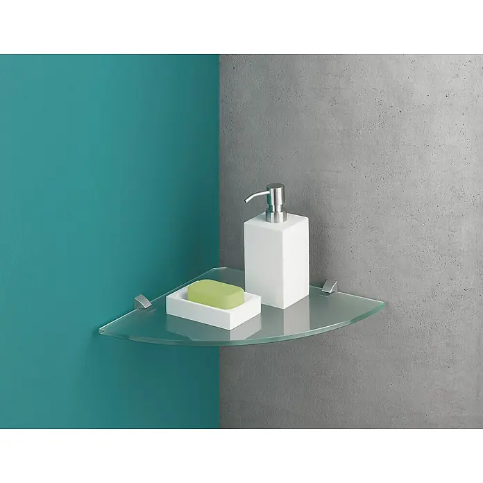 Dolle Glasboden Corner - L x B x S: 30 x 30 x 0,8 cm, Klar - Eckregal aus Glas mit Seife und Seifenspender im Badezimmer. Das Regal bietet praktischen Stauraum in stilvollem Design.