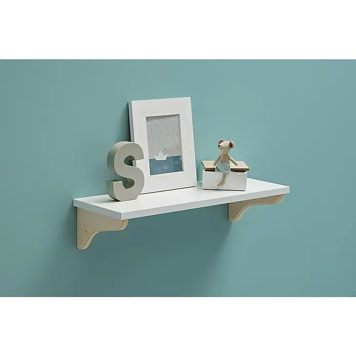 Dolle Wandboard Lite - L x B x S: 80 x 25 x 1,9 cm, Farbe: Weiß - Wandregal mit Dekorationen. Auf dem Regal stehen ein "S", ein Bilderrahmen und eine Stoffmaus, die eine verspielte Atmosphäre schaffen.
