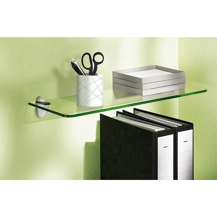 Dolle Glasboden Standard - L x B x S: 80 x 15 x 0,8 cm, Klar - Ein Glasregal mit Büroartikeln wie Stifthalter, Schere und Ablagekörben an einer hellgrünen Wand. Praktisch und stilvoll.
