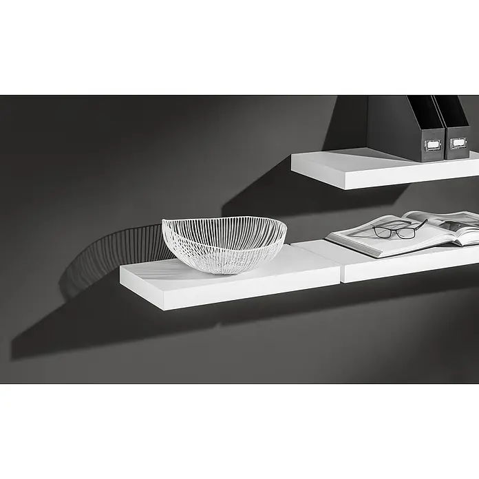 Dolle Wandboard Big Boy - L x B x H: 57 x 30 x 5 cm, Weiß, Belastbarkeit: 30 kg - Elegantes, minimalistisches Interieur mit weißen Regalen, einer Drahtkorbschale, einem Buch und Ordnern.