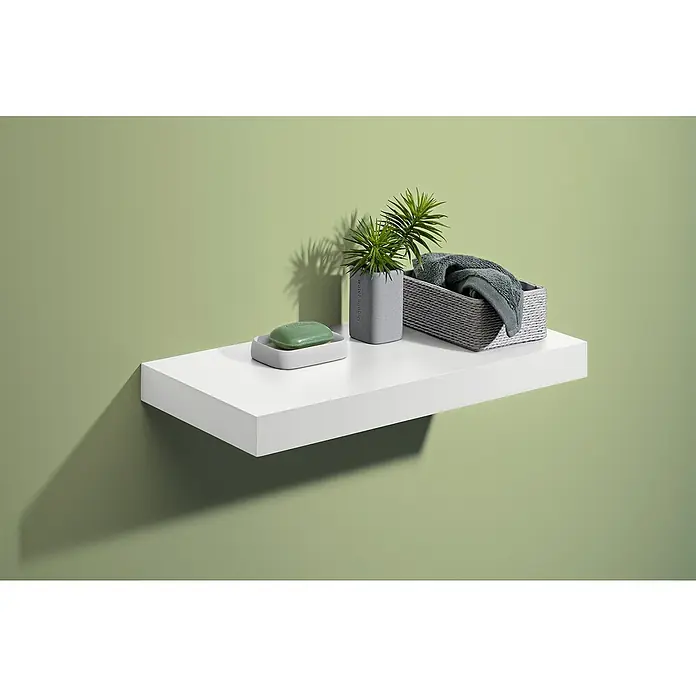 Dolle Wandboard Big Boy - L x B x H: 44,5 x 25 x 5 cm, Weiß, Belastbarkeit: 30 kg - Eine weiße Wandkonsole mit Seife, Pflanze und gefalteten Handtüchern. Die Konsole ist schlicht und modern und bietet Ablagefläche im Bad.