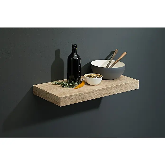 Dolle Wandboard Big Boy - L x B x H: 44,5 x 25 x 5 cm, Eiche, Belastbarkeit: 30 kg - Ein schwebendes Holzregal mit einer Flasche Öl, Gewürzen und einer Schüssel. Das Regal ist an einer dunkelgrauen Wand befestigt.