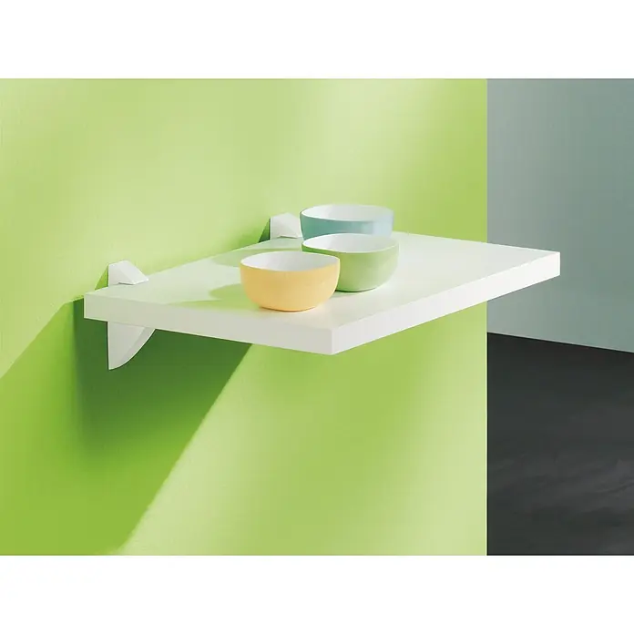 Dolle Wandregalhalter - Passend für: Regalbodenstärke 19 mm, Weiß - Ein weißes Regal mit farbigen Schalen an einer grünen Wand, minimalistisch und stilvoll. Perfekt für moderne Dekoration und zur Aufbewahrung.