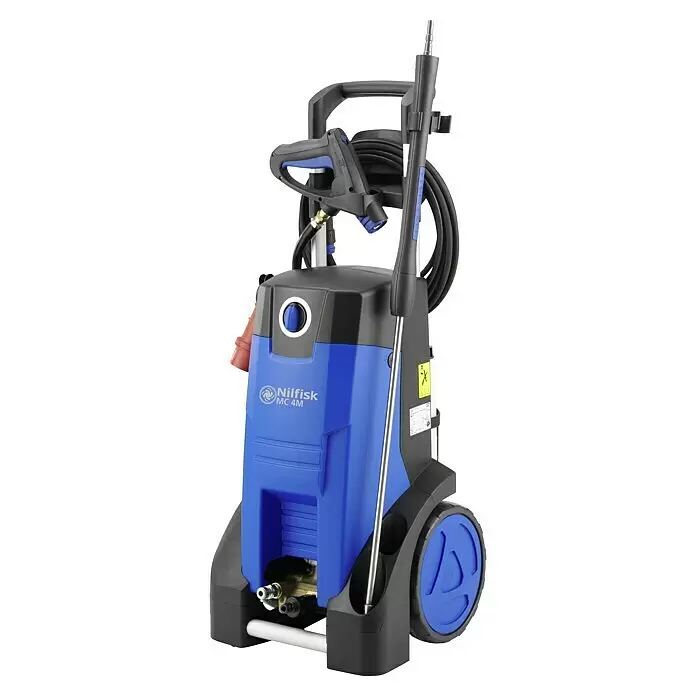 Nilfisk Hochdruckreiniger MC4M-160/620 XT - 3.000 W, Max. Druck: 160 bar, Fördermenge: 620 l/h - Blauer und schwarzer Nilfisk MC 4M Hochdruckreiniger mit Schlauch, Spritzpistole und großen Rädern.