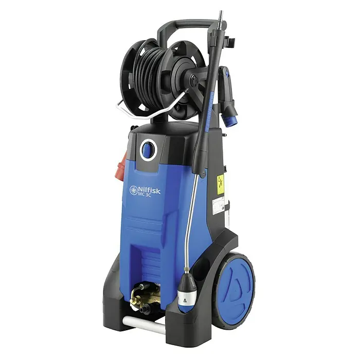 Nilfisk Hochdruckreiniger MC3C-170/820 XT - 4.400 W, Max. Druck: 170 bar, Fördermenge: 820 l/h - Das Bild zeigt einen Nilfisk MC 3C Hochdruckreiniger in Blau und Schwarz, der für Reinigungsarbeiten im Außenbereich konzipiert ist.