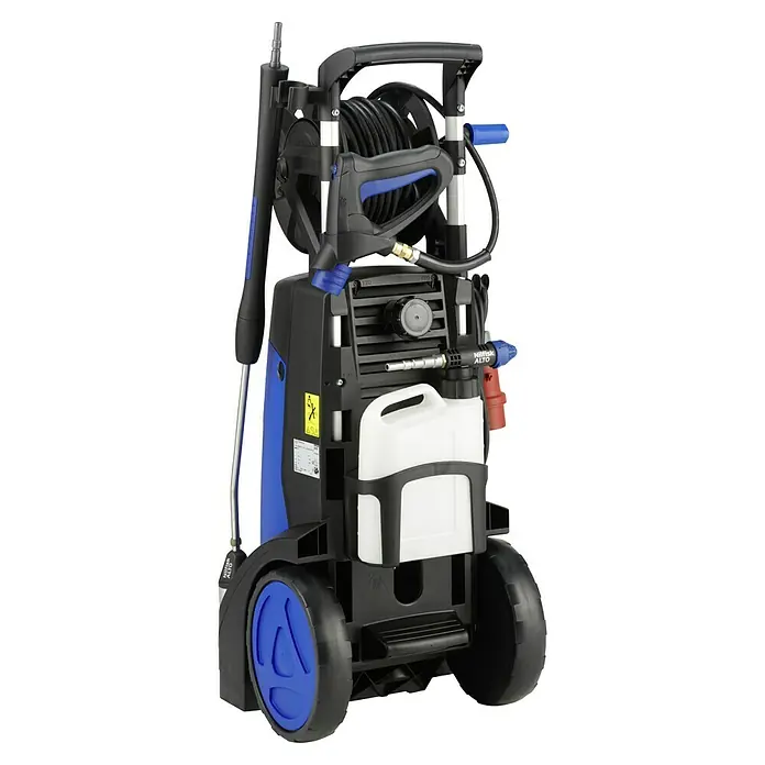 Nilfisk Hochdruckreiniger MC3C-170/820 XT - 4.400 W, Max. Druck: 170 bar, Fördermenge: 820 l/h - Das Bild zeigt einen Hochdruckreiniger mit Schlauchtrommel, Reinigungsmitteltank und Rädern für einfachen Transport.