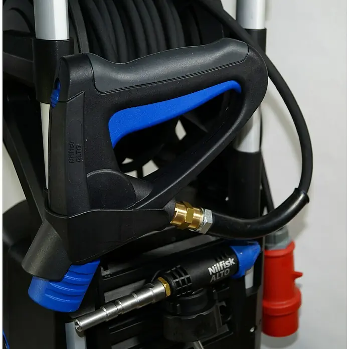 Nilfisk Hochdruckreiniger MC4M-160/620 XT - 3.000 W, Max. Druck: 160 bar, Fördermenge: 620 l/h - Detailansicht eines Nilfisk ALTO Hochdruckreinigers mit blauem Griff, Anschlussstücken und schwarzem Schlauch.