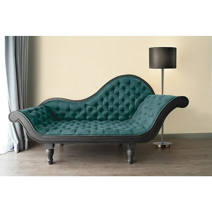 A.S. Création Desert Lodge Vliestapete - Cremeweiß, Uni, 10,05 x 0,53 m - Elegante Chaiselongue mit getufteter Polsterung und dunklem Holzrahmen, die jedem Raum einen Hauch von Luxus verleiht.