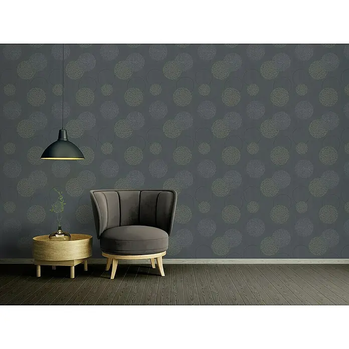A.S. Création Casual Living Vliestapete Kreise - Anthrazit-Grau, Grafisch, 10,05 x 0,53 m - Elegantes Interieur mit einem grauen Samtsessel, einem Holztisch mit Dekoration und einer stilvollen Hängelampe vor einer gemusterten Wand.