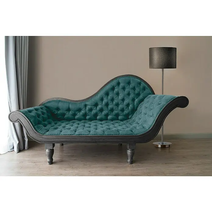 A.S. Création Desert Lodge Vliestapete - Braun, Uni, 10,05 x 0,53 m - Elegante Chaiselongue mit dunkelgrüner Knopfheftung und dunklem Holzrahmen für stilvolle Entspannung im Wohnzimmer.
