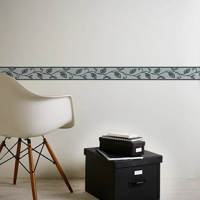 A.S. Création Only Borders 11 Tapetenborte Ranke - Kunststoff, Grau - Ein elegantes Interieur mit einer dekorativen Wandbordüre mit floralem Design, die dem Raum eine stilvolle Note verleiht.