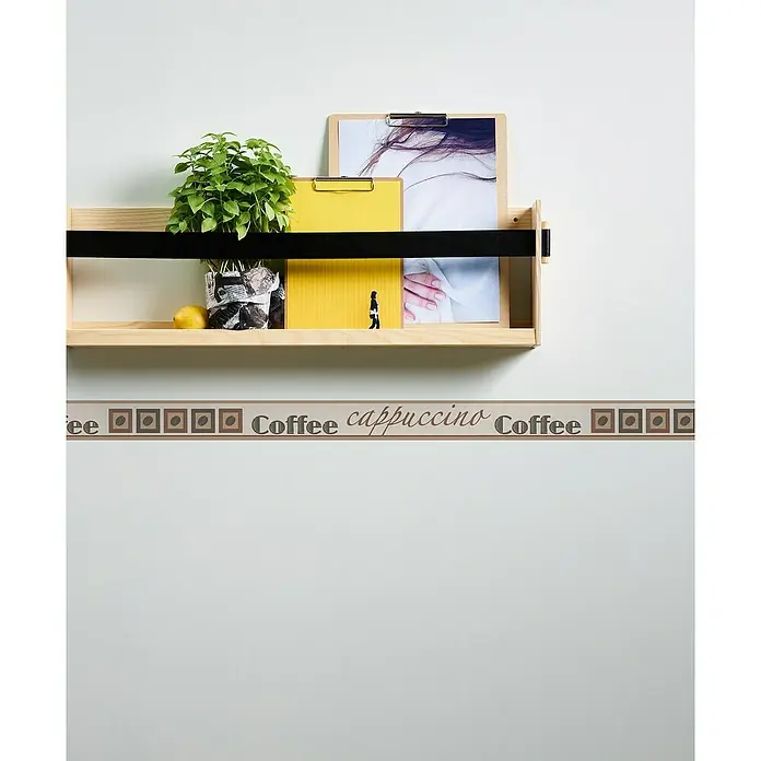 A.S. Création Only Borders 11 Tapetenborte - Kunststoff, Coffee - Wandregal mit Pflanze, Zitrone und dekorativer Kaffee-Bordüre an der Wand, das ein gemütliches Kaffeehaus-Flair schafft.
