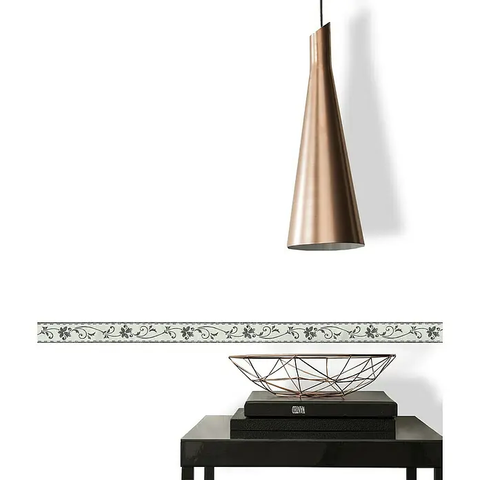 A.S. Création Only Borders 11 Tapetenborte Blumenranke - Kunststoff, Schwarz-Grau - Innenaufnahme eines Raumes mit einer modernen Kupfer-Hängeleuchte, floraler Bordüre und dekorativer Schale auf einem schwarzen Tisch.