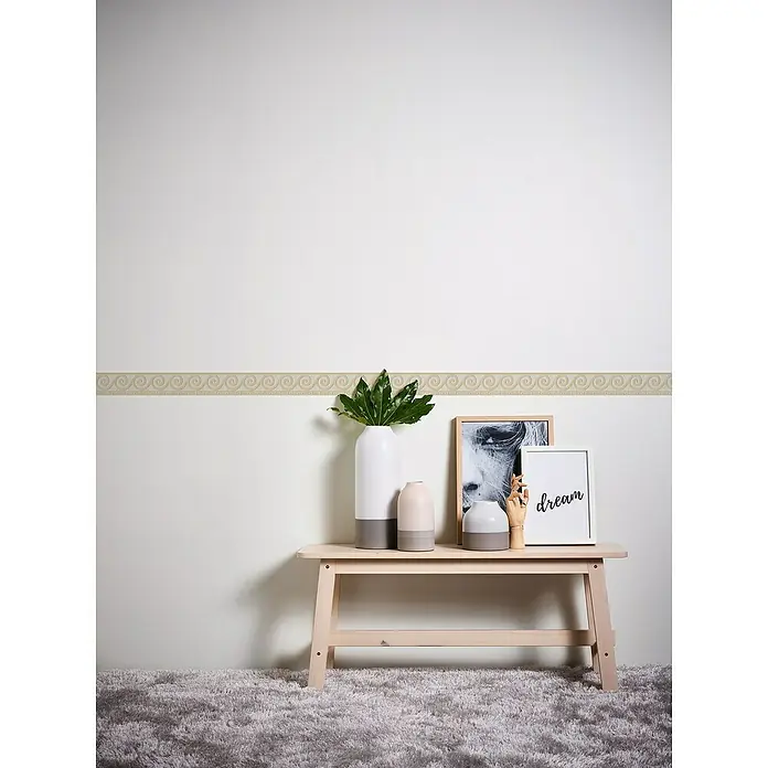 A.S. Création Only Borders 11 Tapetenborte - Kunststoff, Beige/Weiß - Dekorative Aufstellung mit Bilderrahmen und Vasen auf einem hellen Holztisch mit grauem Teppich.