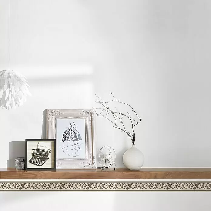 A.S. Création Only Borders 11 Tapetenborte Ranke - Kunststoff, Braun/Beige - Dekorative Wandbordüre mit braunem Rankenmuster, an einer Wand unter einem Holzregal angebracht.