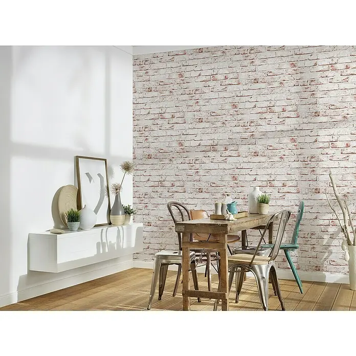 A.S. Création Casual Living Vliestapete New England Klinker - Weiß/Rot, Steinoptik, 10,05 x 0,53 m - Ein stilvoller Essbereich mit einem rustikalen Holztisch und verschiedenen Stühlen vor einer Wand mit Ziegelmuster.